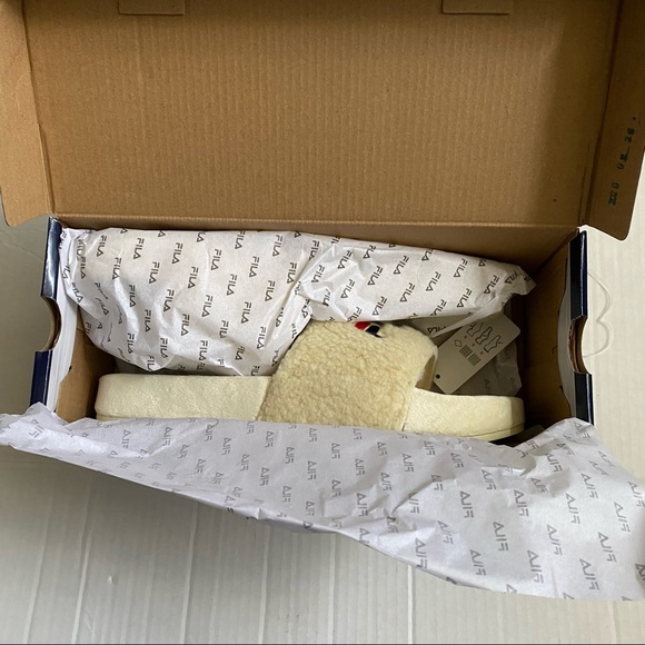 Fila Women’s Fuzzy Sport Slide NWT - Picture 7 of 9
